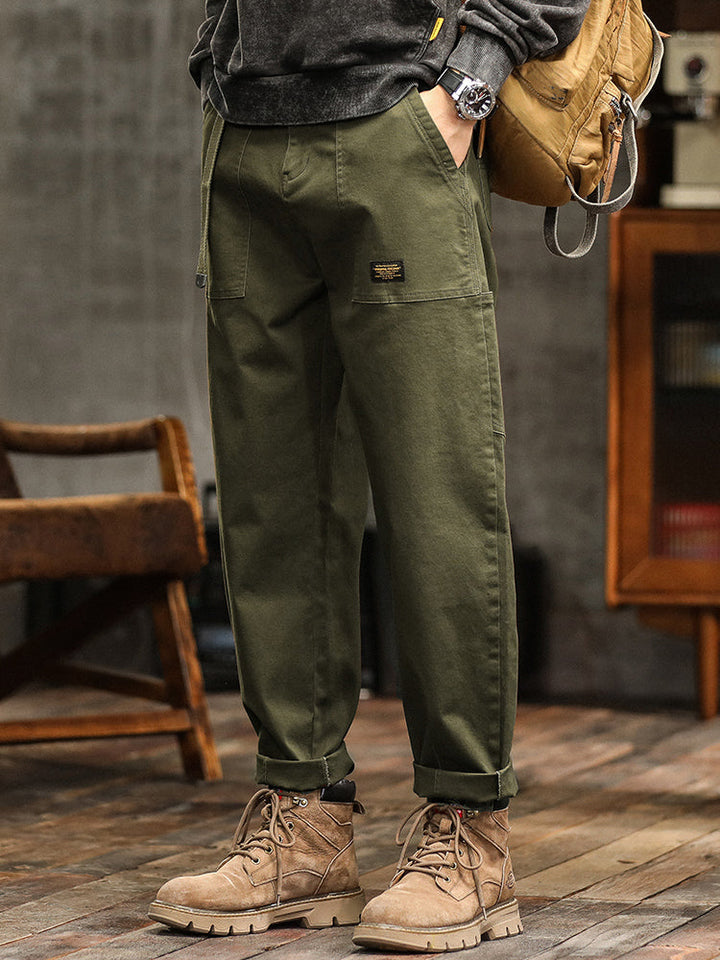 Spodnie w stylu użytkowym, inspirowane modą vintage.
